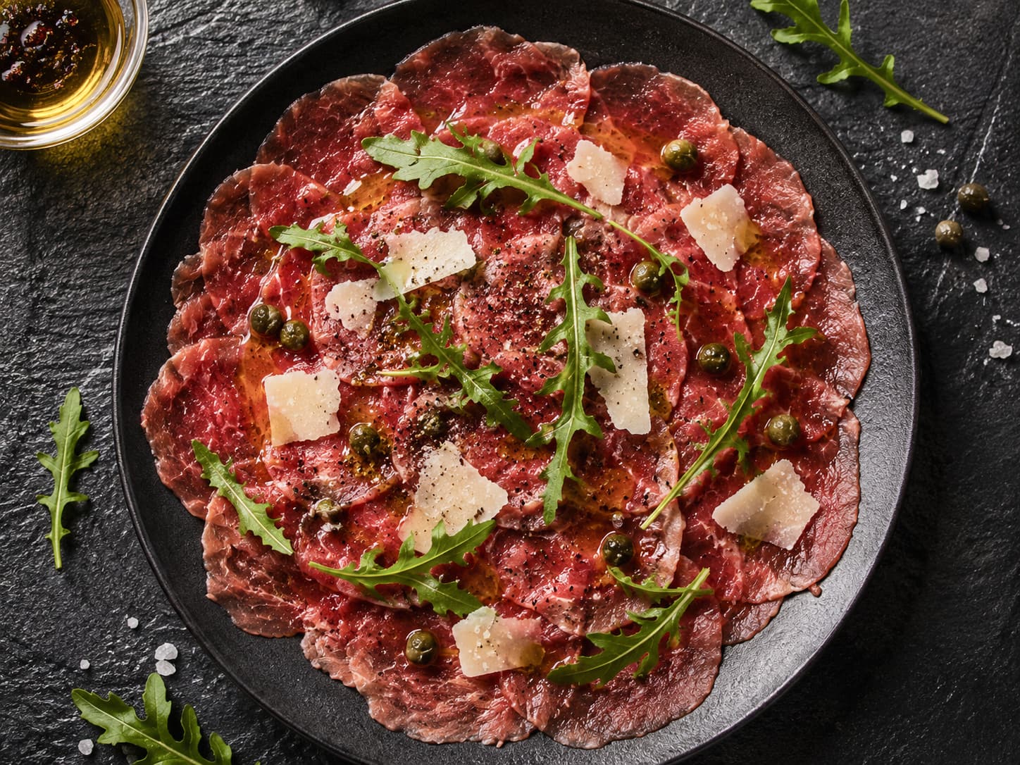 Carpaccio de res con aceite de limón, rúcula y parmesano