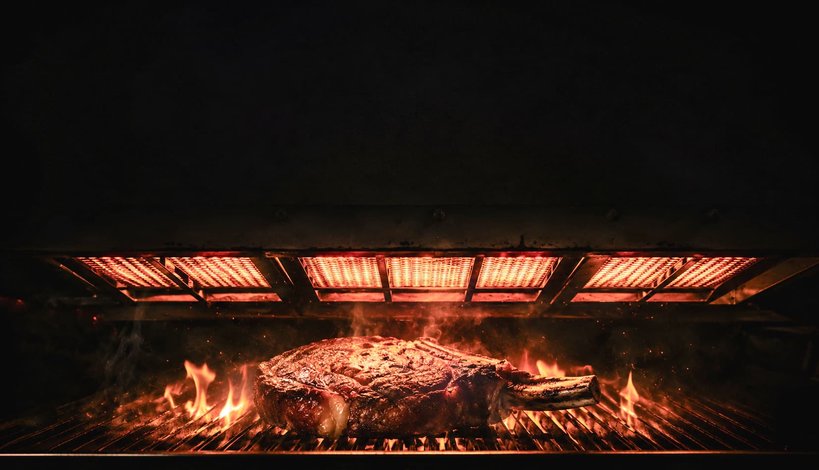 Carne sellándose bajo el broiler